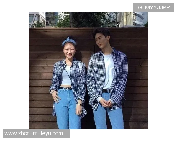 情侣足球衣让你们在球场上尽显默契与甜蜜的时尚搭配